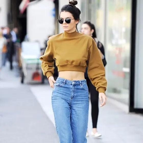 打造超模 Kendall Jenner 的時尚造型，一條牛仔褲就足夠！
