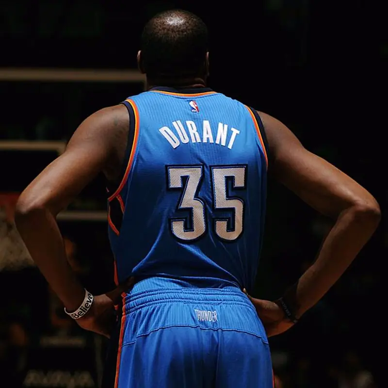 Kevin Durant 轉隊引來眾怒！瘋狂球迷怒燒 35 號球衣洩憤