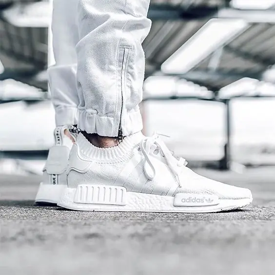 核爆等級的震撼彈！當紅波鞋 NMD_R1 PK 經典白、黑配色台灣 7 月 10 日即將發售