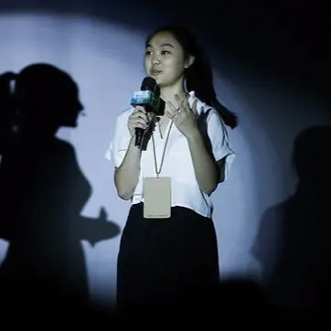 李連杰女兒終於露臉！憶起幼小險被海嘯沖走　爸爸台下落淚頻點頭