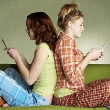 女生間最強共鳴！有了 Smart Phone 後，我們完全戒不了玩手機的 13 個有趣習慣！