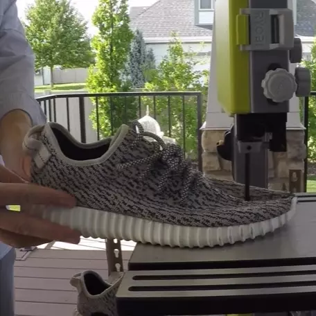 史上最貴！　鋸開  Yeezy Boost 350 影片吸引 200 多萬人次觀賞！