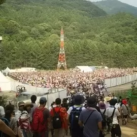 簡直傳說！FUJI ROCK 因為「她們」的出場　舞台被觀眾擠爆成超壯觀景象！