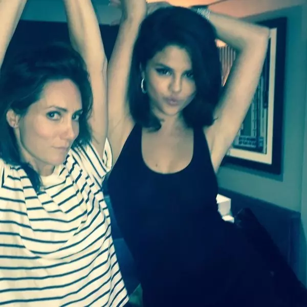 每日只做 10 分鐘！教練公開 Selena Gomez 保持誘人身材的秘密，就是這套健身操！