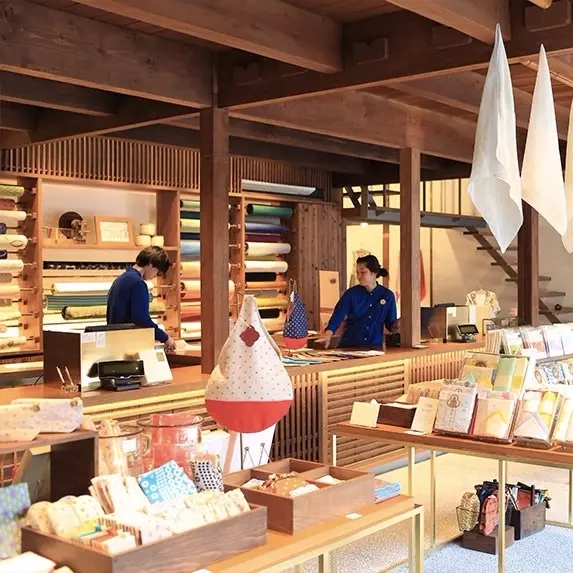 為了紀念創業300 週年，這家老店把哆啦A 夢中的道具都做出來限量發售了