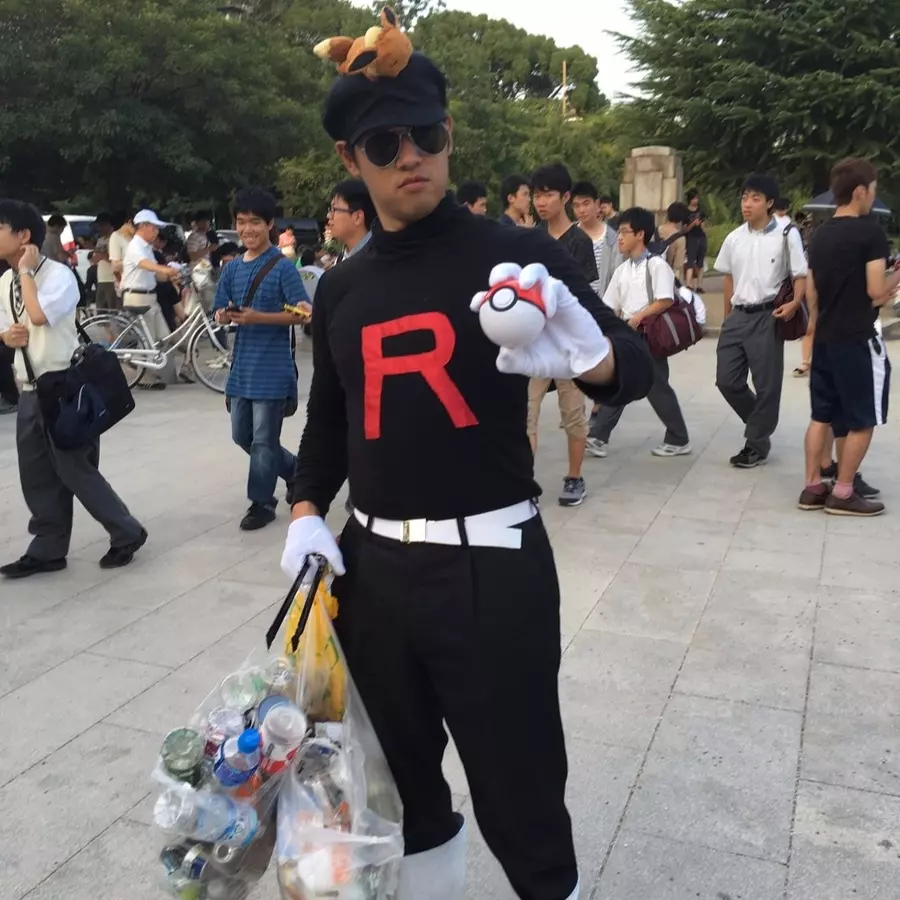 全民瘋玩《Pokemon GO》讓公園一片狼藉　他選擇扮「火箭隊」幫忙捕捉垃圾！