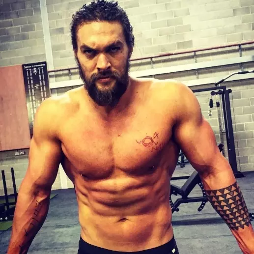 最可口的英雄在這裡！「水行俠」Jason Momoa 私下是超愛秀大肌肉的猛男