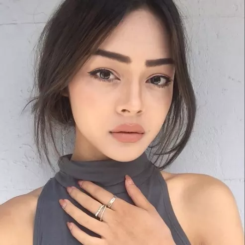 吃辣微腫半霧唇！就要無唇邊畫法，才會像被親腫的胖胖唇～