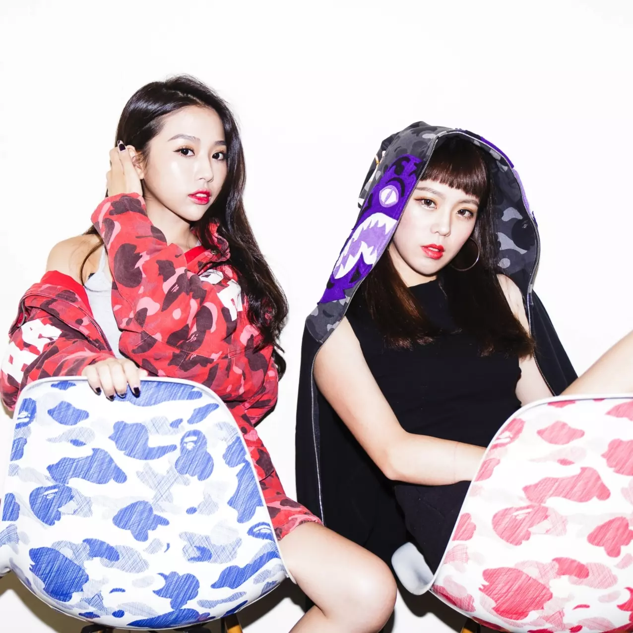 夏天帥一個！潮流女孩的經典 look，把男友衣櫃裡的「Supreme、Bape」翻出來吧！