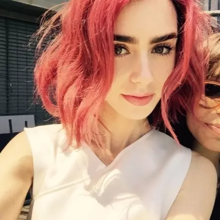 氣質女神變街頭少女！Lily Collins 這個新髮色也太突破了吧！