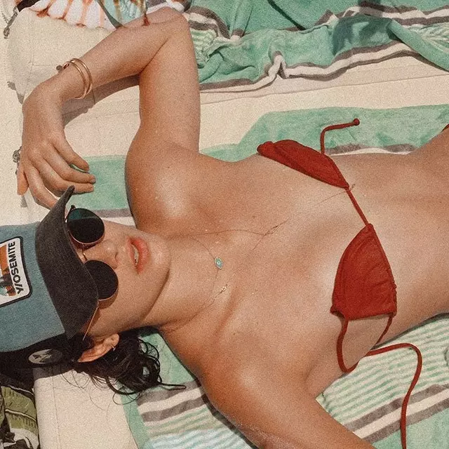Bella Hadid、Kylie Jenner 眾姊妹火辣開趴！昭告天下最新夏日三寶其實是...
