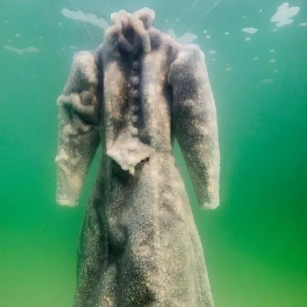 她把一件衣服放進「死海」中　三個月之後變成了驚人的模樣...
