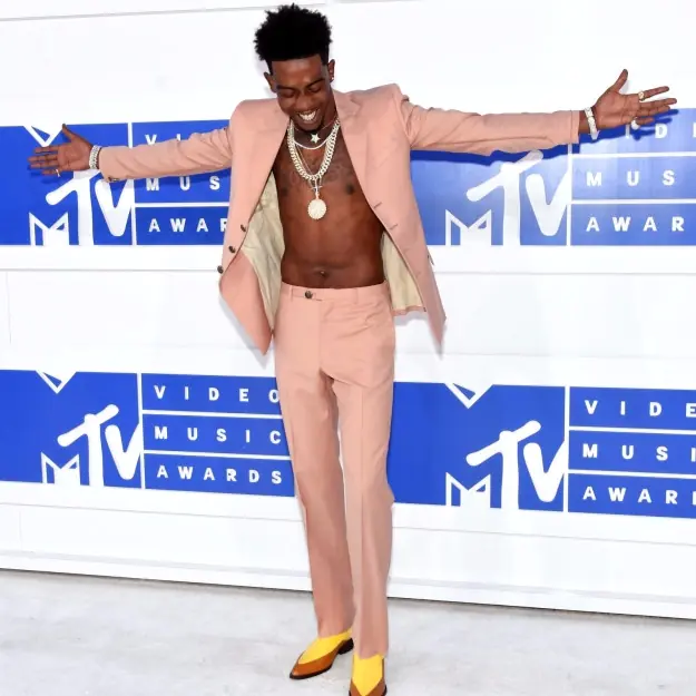 超時尚還是不舒服？VMA 明星的集體流行穿搭：外套下什麼都不穿走紅毯！