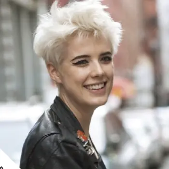 你能認出她嗎？昔日中性超模 Agyness Deyn，穿上粉紅婚紗甜蜜出嫁了！