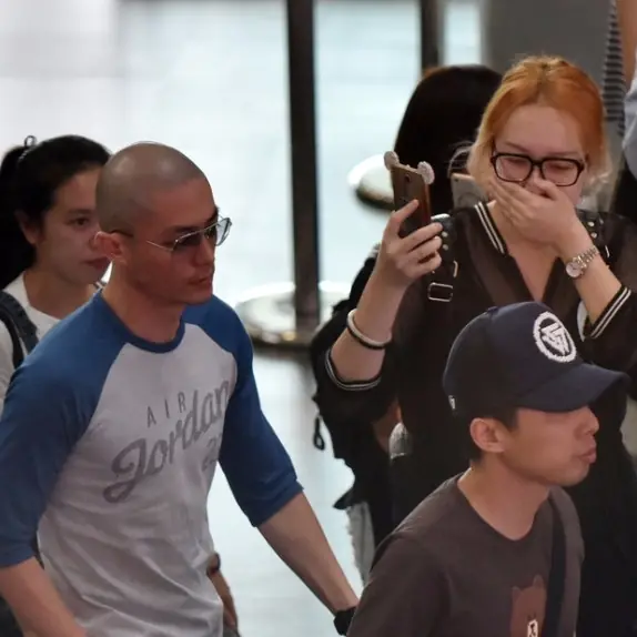 霍建華光頭造型帥哭迷妹！強國女粉絲一邊拍照一邊流淚演哪齣？