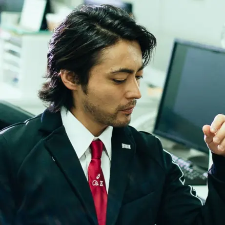 當運動服遇上西裝　請來男演員山田孝之代言！