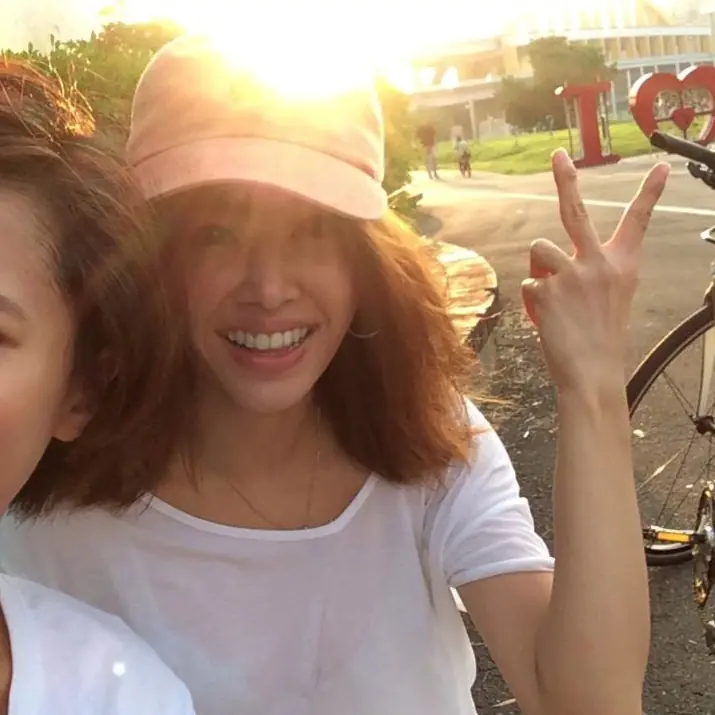 蔡依林河濱公園騎單車　半透明白 Tee 讓人好害羞！