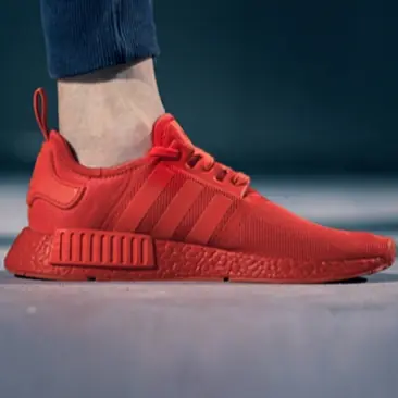 搖動球鞋迷的腦跟心臟！一色到底 COLOR BOOST NMD_R1「全黑」、「橘紅」台灣販售方式確定
