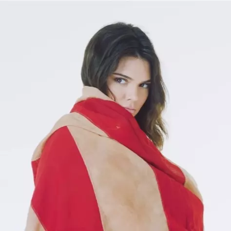 背景不是 T 台而是舞室？Kendall Jenner、Michael Kors、Tommy Hilfiger、 Jeremy Scott 多位時尚名人大跳「選舉舞」，呼籲美國選民投票！