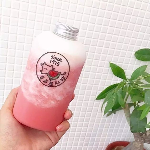 果汁就要是胖胖瓶！可以大口大口吸的粉紅西瓜牛奶和超夢幻的鳳梨冰沙～天氣再熱也不怕啦！