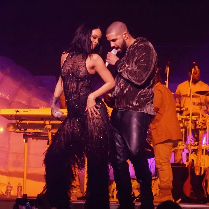 私下放閃算什麼，RiRi 霸氣台上放閃男友 Drake