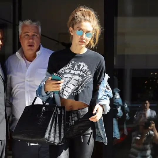 Gigi Hadid 丹寧外套超搶鏡　出自這個牌子要價不斐！