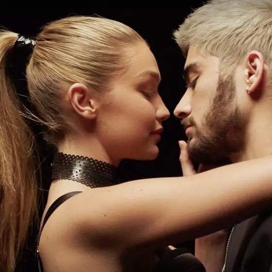 閃光彈出沒！Gigi Hadid 首度公開被 Zayn Malik 迷倒的原因，還隔空向男友示愛！
