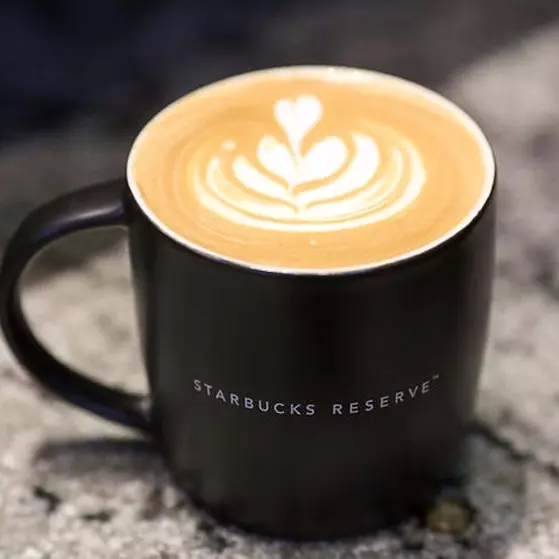 愛 Starbucks 卻怕胖的女生注意！這 8 款營養師推介的餐飲甜品，每款也不過 300 大卡！