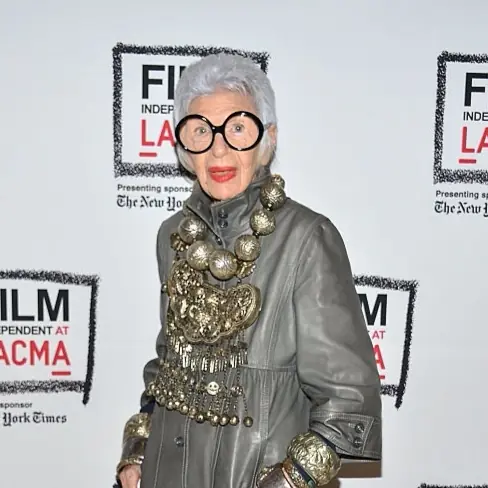 時尚潮嬤 Iris Apfel 再添一句新語錄：「任何年紀都能穿任何衣服！」