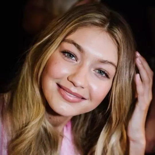 超模的另類減肥法？Gigi Hadid 公開自己的飲食習慣，餐單中竟有漢堡包、薯片和果汁？