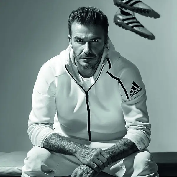 全白球鞋不夠看！貝克漢、彭于晏等名人都改瘋 adidas 的「全白連帽外套」了