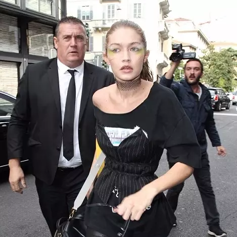 可怕！超模 Gigi Hadid 遭陌生男子強行擁抱撫摸　現場群眾一片傻眼！