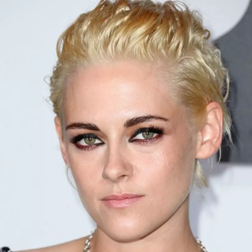 Kristen Stewart 把中長頭髮狠心一剪！以全新中性形象示人