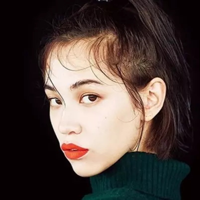 水原希子登上 Dazed Korea 10 月號封面！看表情多多的 Kiko 如何以鬼馬姿態演繹多個冬日造型！