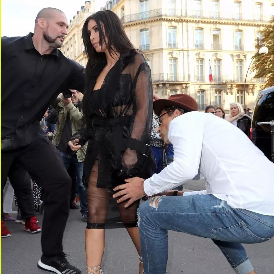 突擊 Gigi 的「怪叔叔」再現！眾目睽睽下對 Kim Kardashian 的美臀施襲！