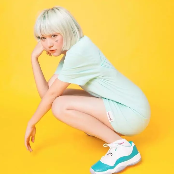 【潮妹一週間】穿膩黑白色系了？看這位俏麗「球鞋女孩」穿的繽紛依舊潮到不行！
