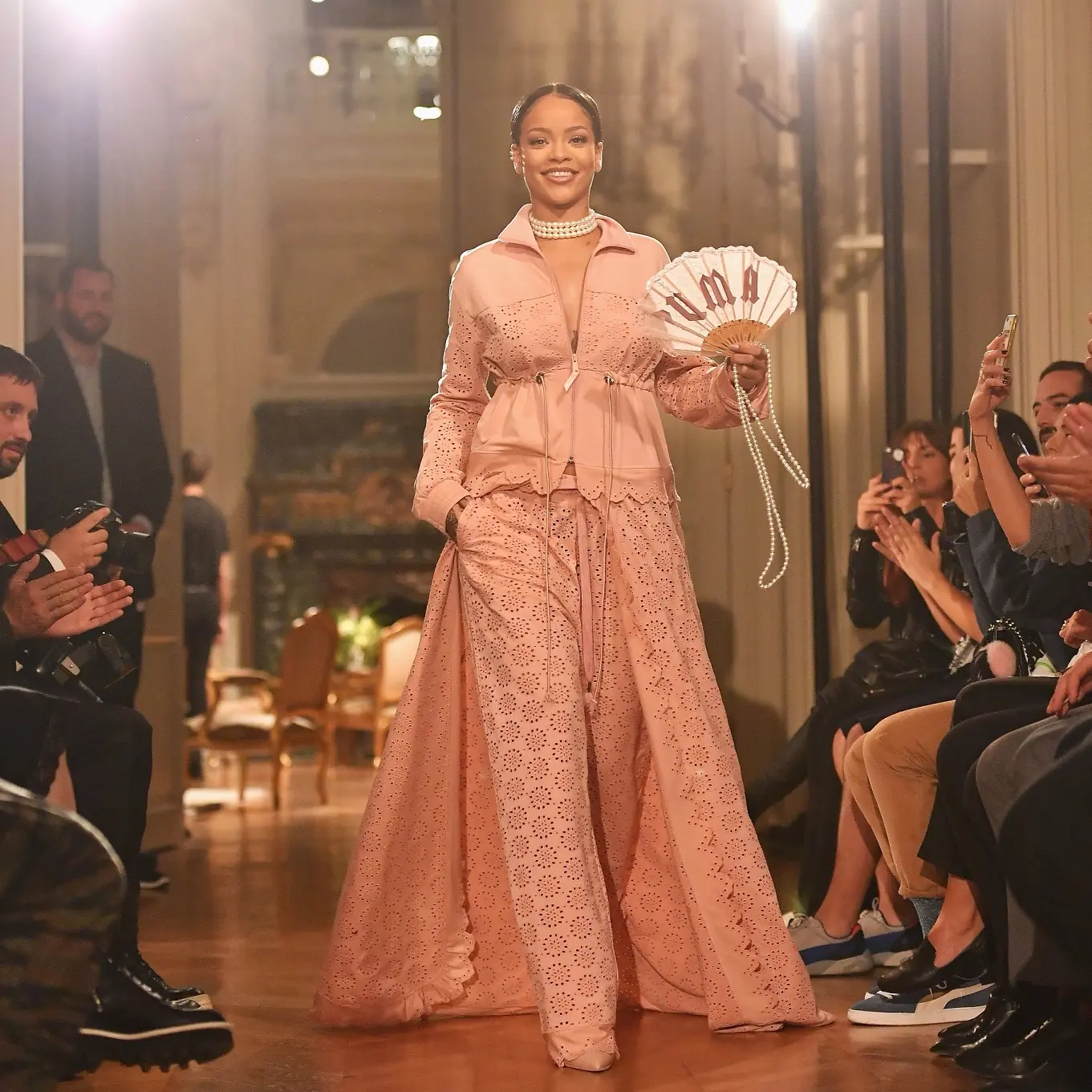 FENTY PUMA BY RIHANNA 再次挑戰運動時尚極限   重現十八世紀洛可可的奢華風格　   