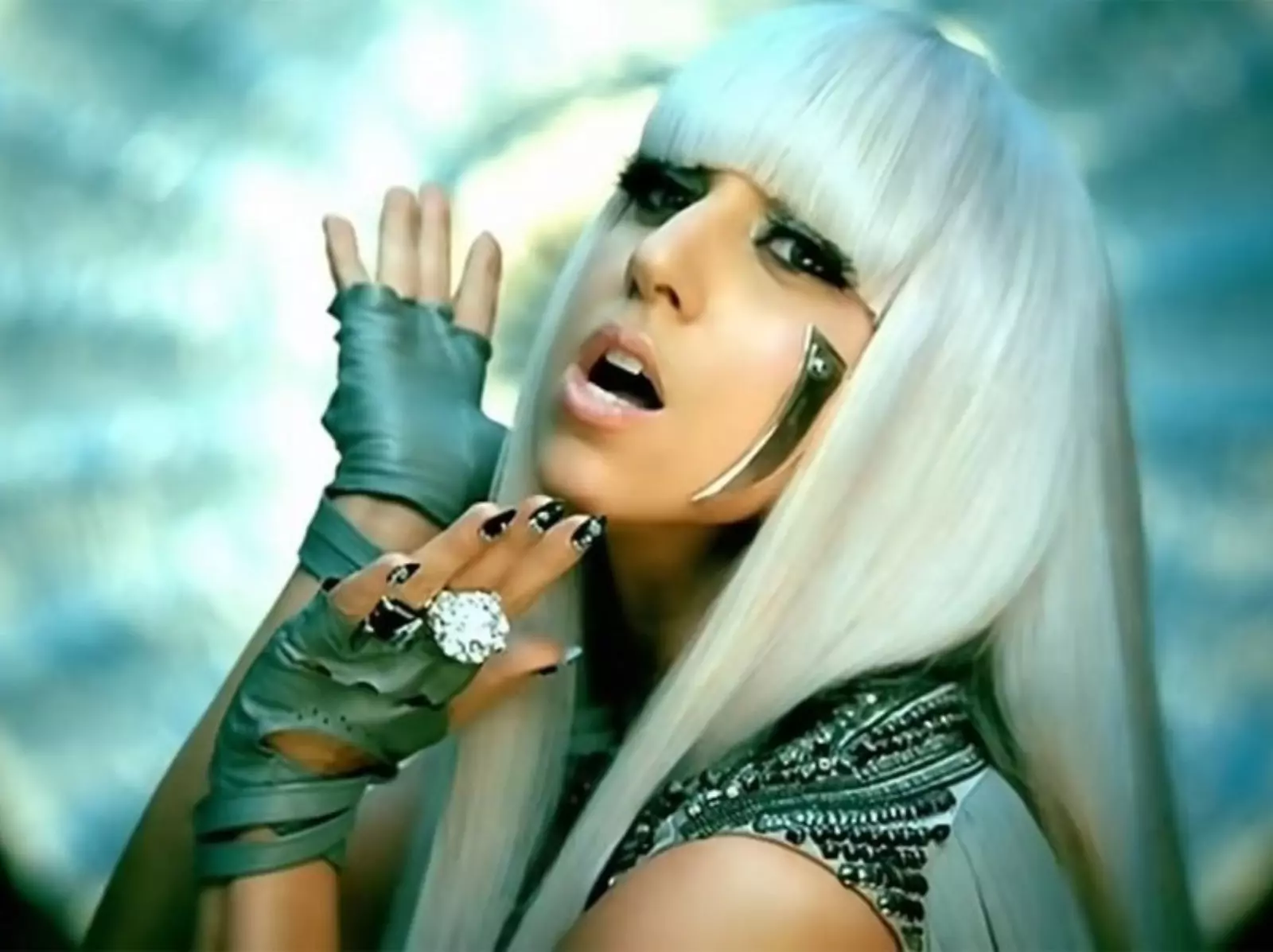回顧 10 首七、八年級經典夜店歌單：Lady Gaga〈Poker Face〉、Ke$ha〈TiK ToK〉⋯帶你從家裡嗨到 University！