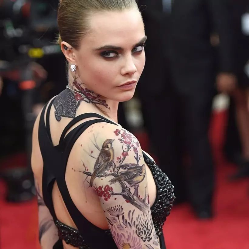 Cara Delevingne 的新紋身也太迷幻了吧？