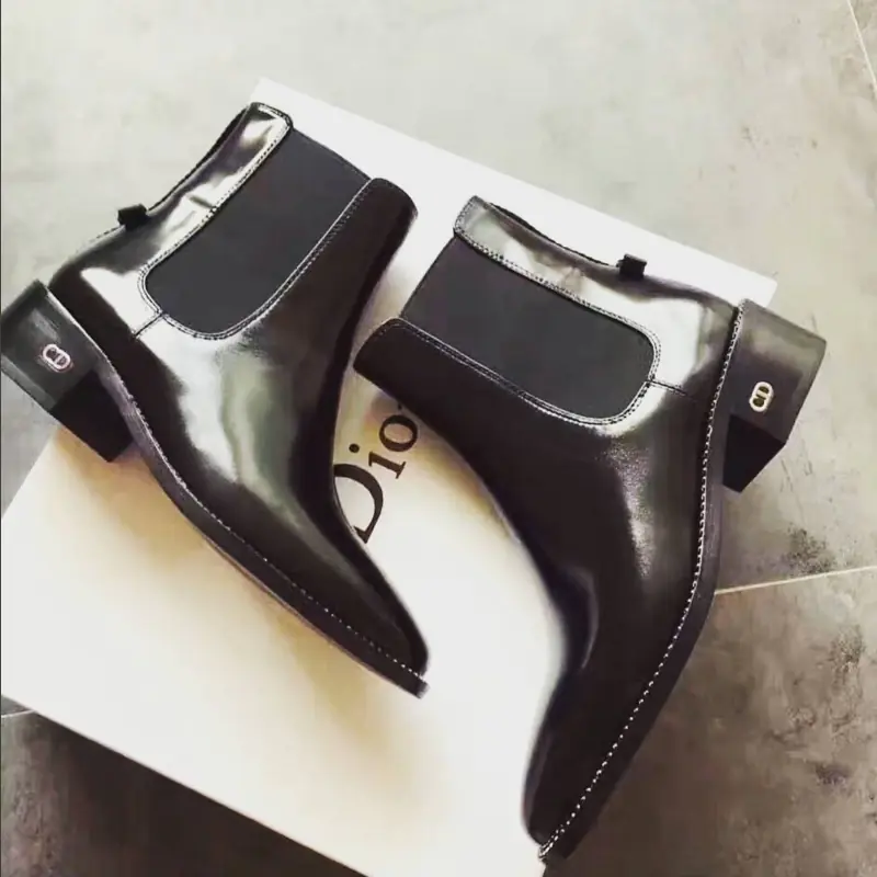 每個女生鞋櫃裡必備之基本款：28 雙百搭又長青的黑色 Ankle Boots