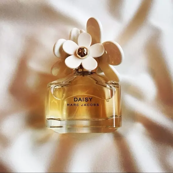 Marc Jacobs 小雛菊推出聖誕節限定係列，霓虹包裝閃閃惹人愛！