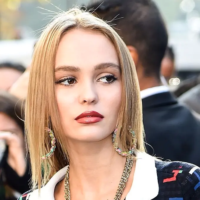 就算擺臭臉還是一樣美！ Lily-Rose Depp 出席巴黎時尚周　修長美腿超逆天