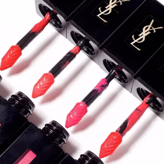 換上型格搖滾瓶身！YSL 全新彩蜜唇色漆亮系列，勢必成為今個秋冬最火紅的美妝新品！