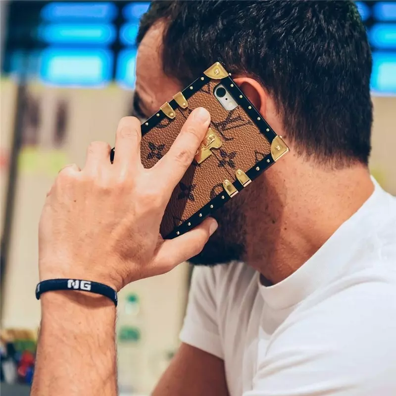 LV 在時裝週上帶來一堆 iPhone 保護殼，準備好要成為接下來的爆款