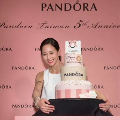 PANDORA 全新玫瑰金色調，女神張鈞甯優雅場獻祝福