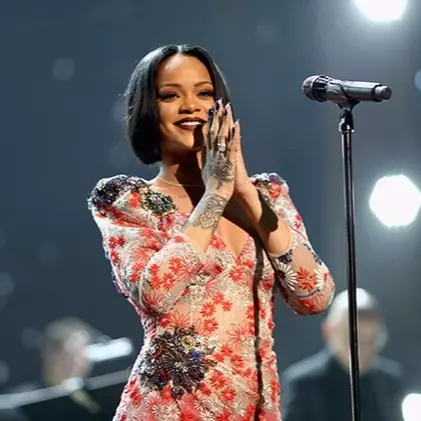 如果你還想著你的前男友，來看看 Rihanna 這個霸氣 Post，相信你一定釋懷⋯⋯