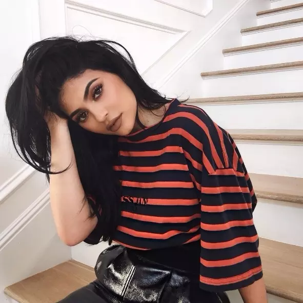 Kylie Jenner 的最新作品全都是今秋最流行的色調！潮流女王不是白當的！