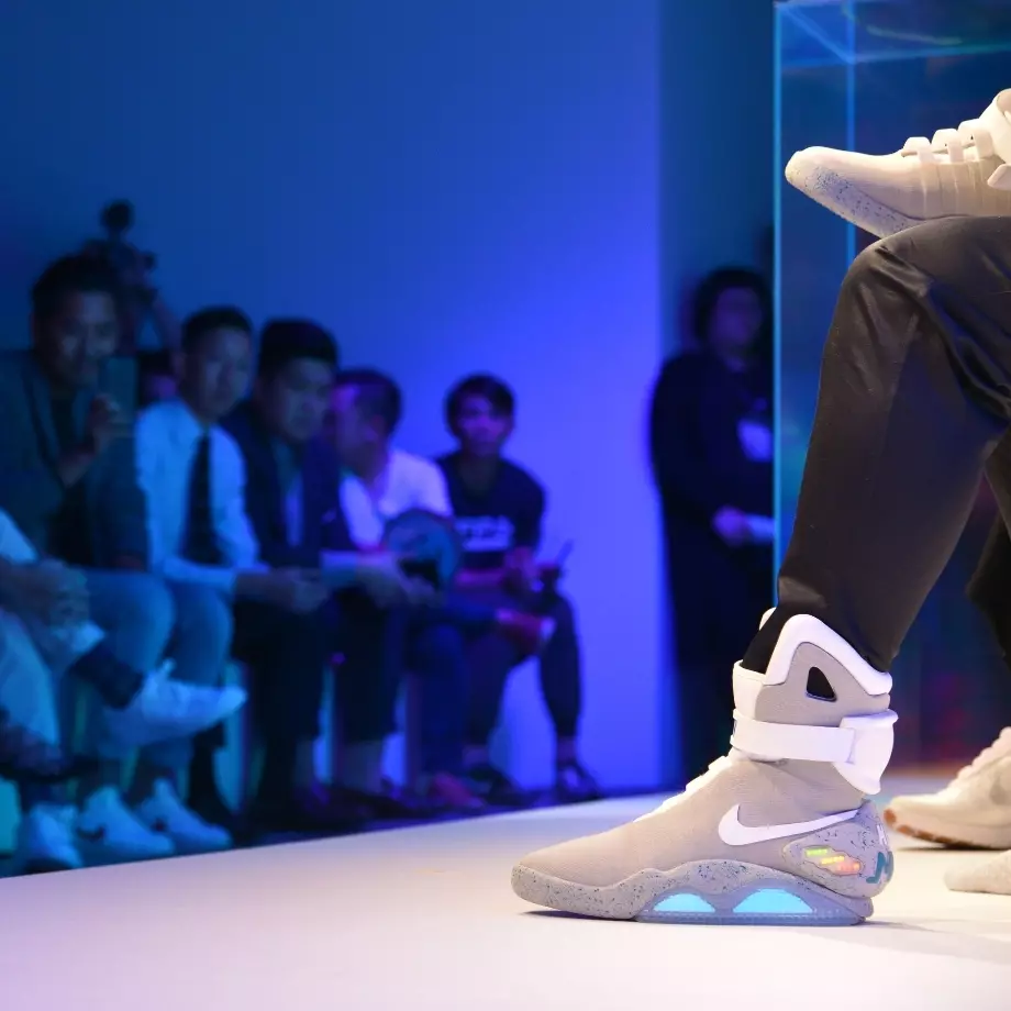 2016 「NIKE MAG」 拍賣募得81萬港幣 捐贈 Michael J. Fox 基金會研發帕金森氏症療法 