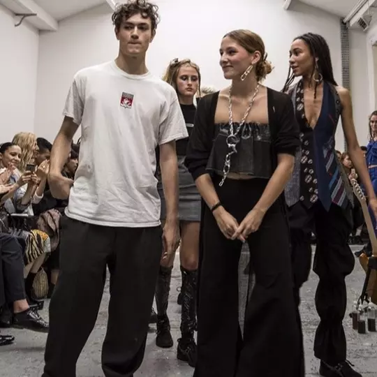 #PFW：巴黎時裝週上人人談論的 17 歲設計師，他究竟是誰？