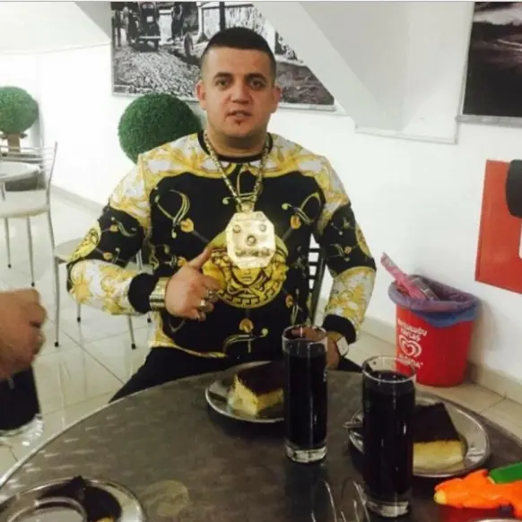這位名牌 Versace 腦粉要改名為「凡賽斯」　連房子都改造成專屬皇宮....